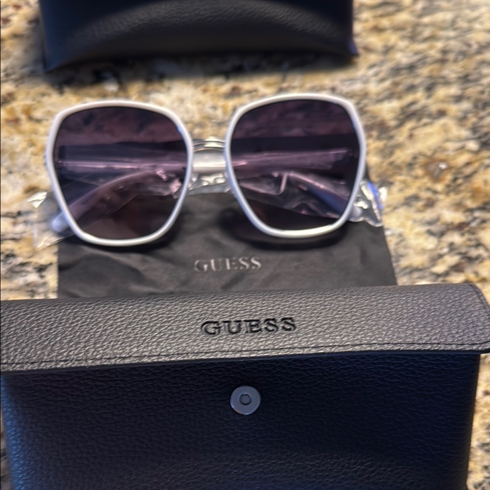 Guess Black Sunglasses with Square Frame and Dark Lenses